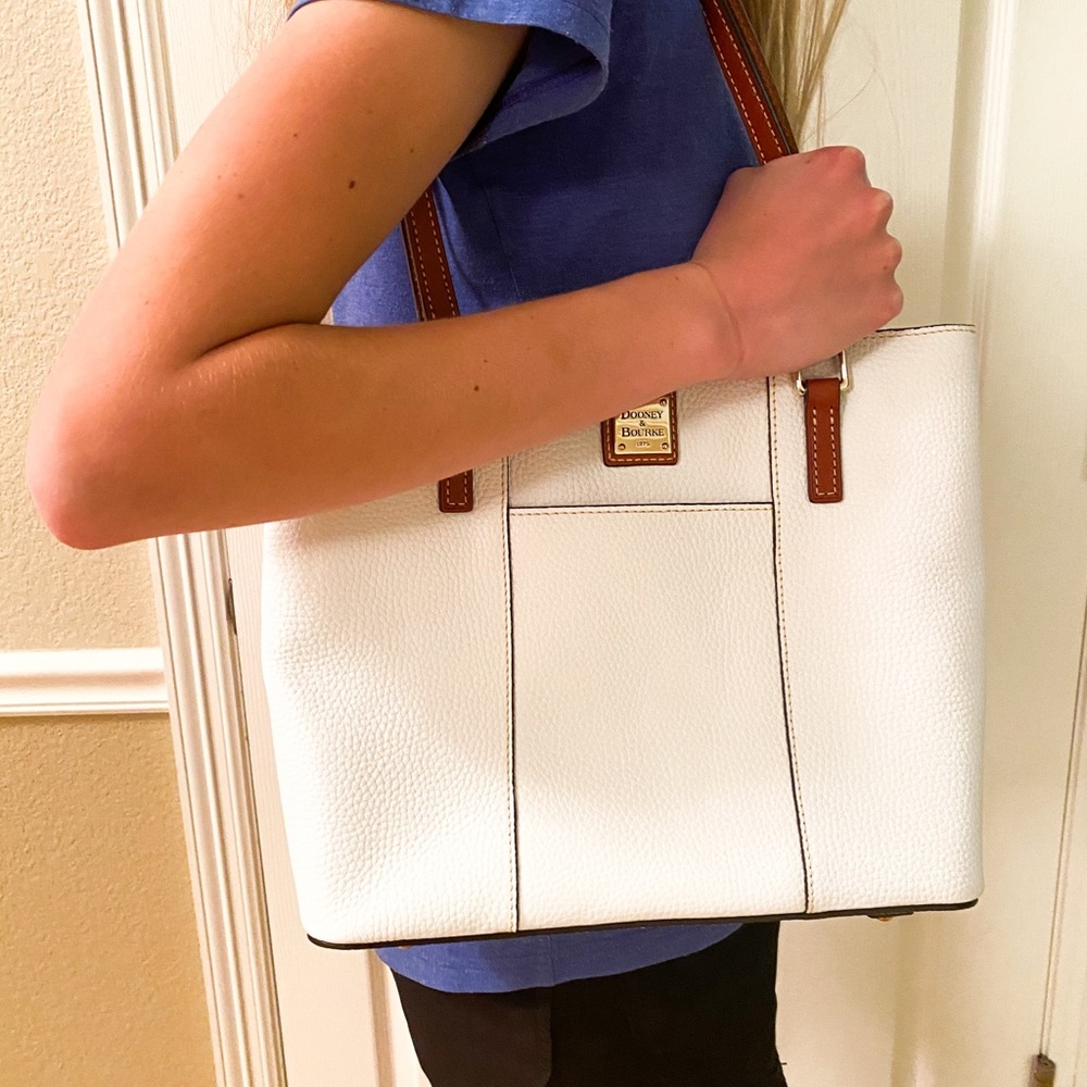 Dooney & Bourke white shoulder bag, like new cond.